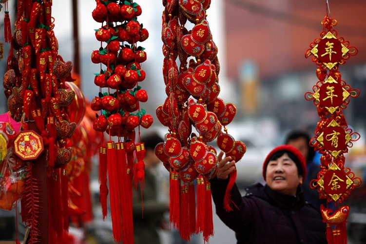 Theo truyền thống, vào dịp Tết người dân Trung Quốc thường trang trí nhà bằng cách treo những câu đối đỏ, đèn lồng đỏ dán giấy đỏ.