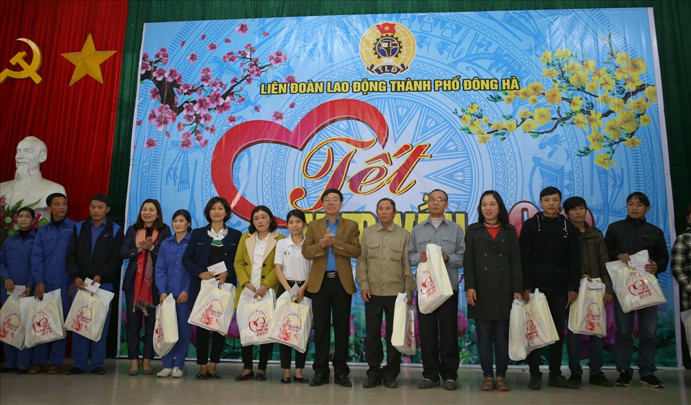 125 đoàn viên, người lao động được nhận quà trong chương trình “Tết sum vầy” 2019 do LĐLĐ TP. Đông Hà tổ chức. Ảnh: Hưng Thơ.