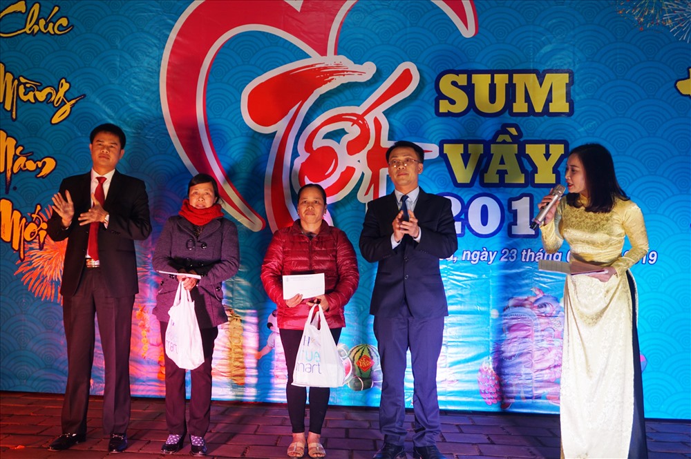 Lãnh đạo LĐLĐ tỉnh Nghệ An và Cty Cà phê cao su Nghệ An trao quà cho công nhân.