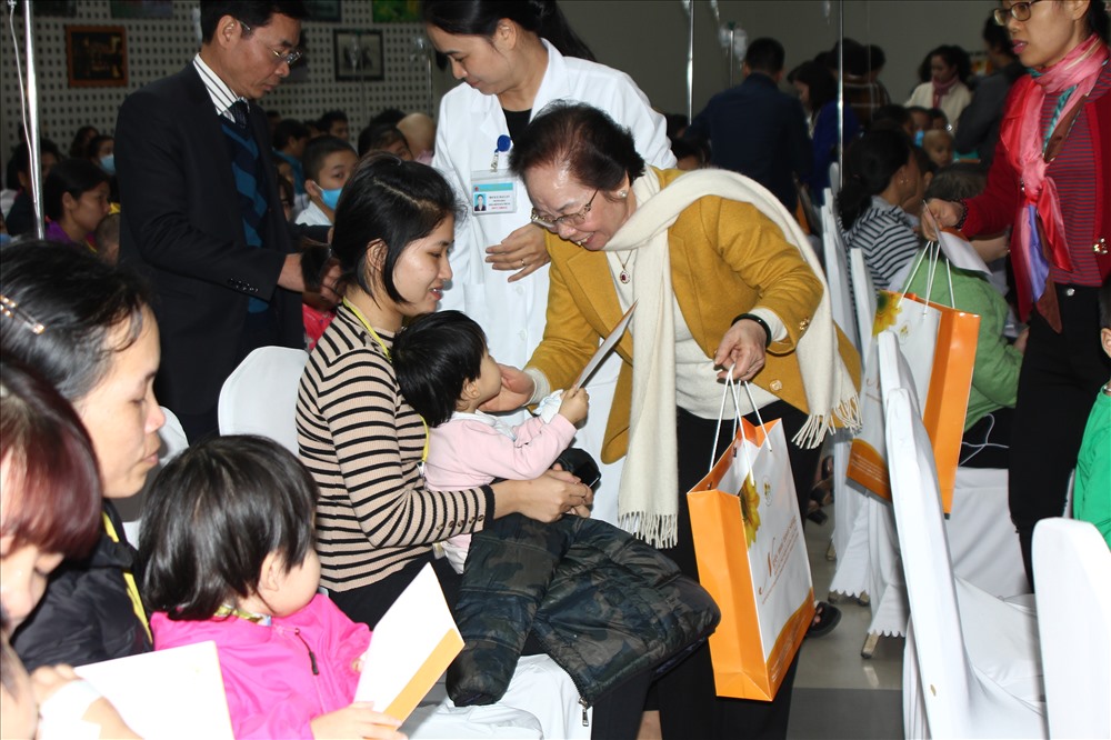 Các bệnh nhi nhận được quà Tết sớm từ Quỹ hỗ trợ bệnh nhân ung thư Ngày mai tươi sáng. Ảnh: Thùy Linh