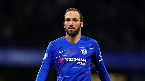Người hâm mộ đã chế ảnh Higuain mặc áo Chelsea.