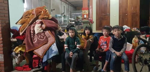 Trẻ em và các đồ dùng được sơ tán đến nơi an toàn