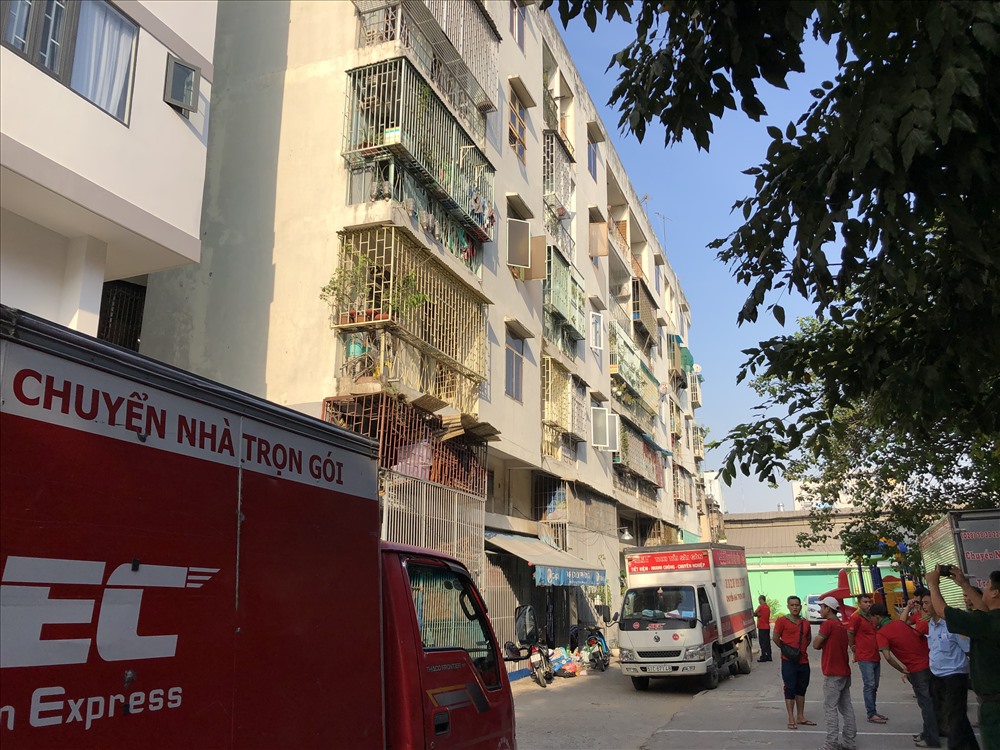 Di dời khẩn cấp người dân khỏi chung cư 518 Võ Văn Kiệt quận 1 TPHCM vì bị lún nghiêng hơn 45cm