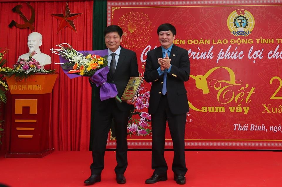 Đồng chí Bùi Văn Cường, Ủy viên Trung ương Đảng, Chủ tịch Tổng LĐLĐVN trao Kỷ niệm chương DN vì người lao động năm 2018 tới Giám đốc Cty cổ phần sản xuất hàng thể thao MXP Nguyễn Tiến Phương. Ảnh: Sơn Tùng.