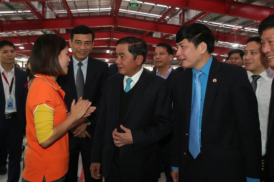 Đồng chí Trần Cẩm Tú, Bí thư Trung ương Đảng, Chủ nhiệm Ủy ban Kiểm tra Trung ương và đồng chí Bùi Văn Cường, Ủy viên Trung ương Đảng, Chủ tịch Tổng LĐLĐVN trò chuyện, thăm hỏi CN Cty cổ phần sản xuất hàng thể thao MXP. Ảnh: Sơn Tùng.
