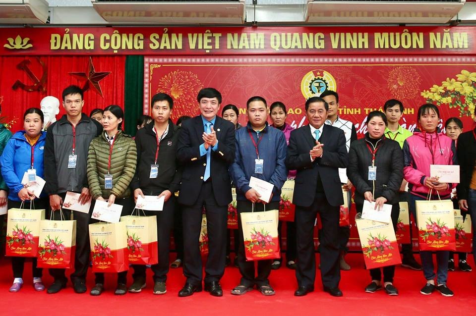 Đồng chí Trần Cẩm Tú, Bí thư Trung ương Đảng, Chủ nhiệm Ủy ban Kiểm tra Trung ương và đồng chí Bùi Văn Cường, Ủy viên Trung ương Đảng, Chủ tịch Tổng LĐLĐVN trao quà cho CNLĐ khó khăn. Ảnh: Sơn Tùng.