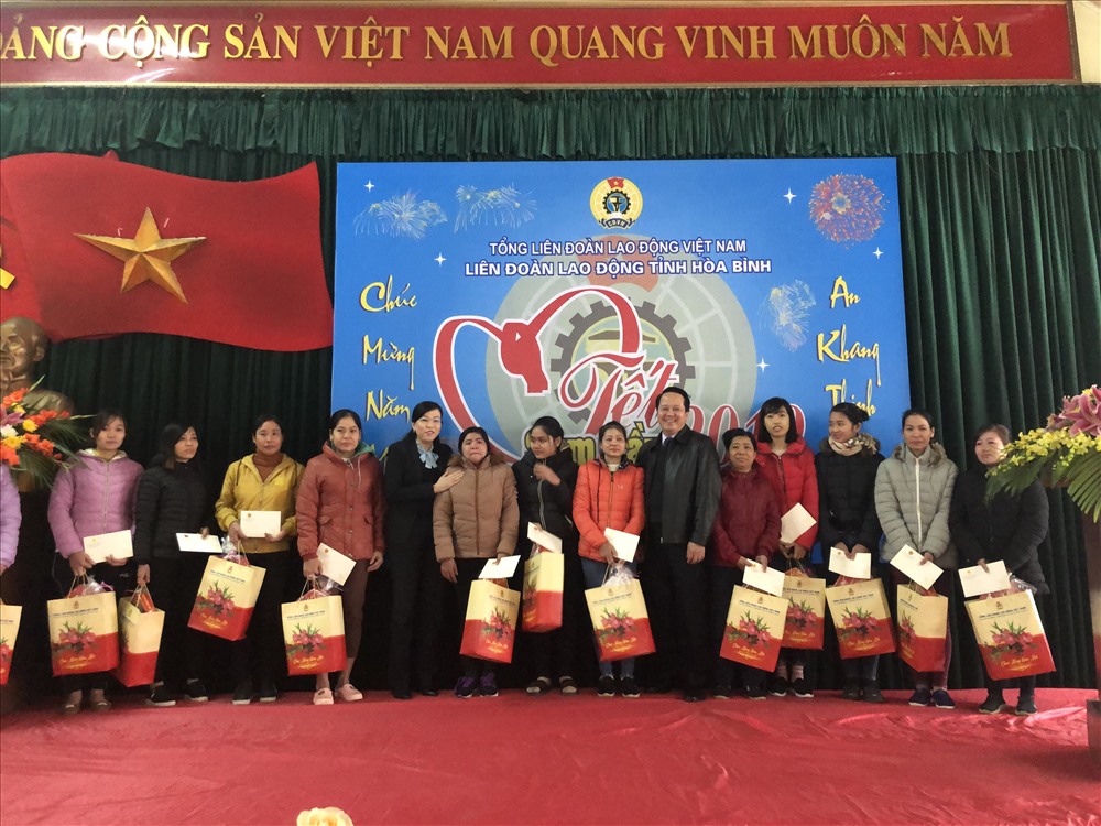 Tết Sum vầy do LĐLĐ tỉnh Hoà Bình tổ chức mang không khí Tết đến với CNLĐ nghèo.