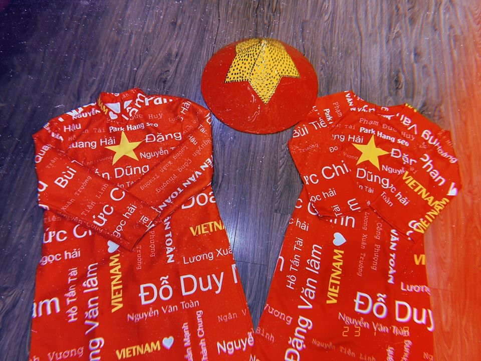 Bộ áo dài độc đáo được Ngọc Hân thiết kế riêng cho đội tuyển Việt Nam.
