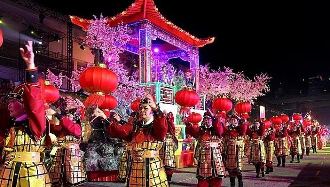 Đoàn người riễu hành trong lễ hội Chingay ở Singapore.