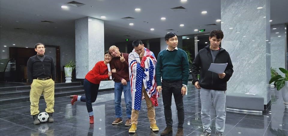 Vất vả!Thật sự rất vất vả!Các nghệ sỹ và ekip, quá mức...Nhưng vẫn cười rầm rầm...Vì hiểu, nên...Luôn yêu, luôn yêu, rất rất yêu Táo quân!Mong một năm nữa thành công