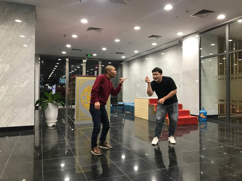 Vất vả!Thật sự rất vất vả!Các nghệ sỹ và ekip, quá mức...Nhưng vẫn cười rầm rầm...Vì hiểu, nên...Luôn yêu, luôn yêu, rất rất yêu Táo quân!Mong một năm nữa thành công