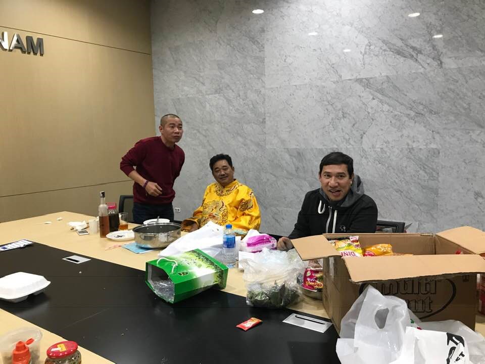Vất vả!Thật sự rất vất vả!Các nghệ sỹ và ekip, quá mức...Nhưng vẫn cười rầm rầm...Vì hiểu, nên...Luôn yêu, luôn yêu, rất rất yêu Táo quân!Mong một năm nữa thành công