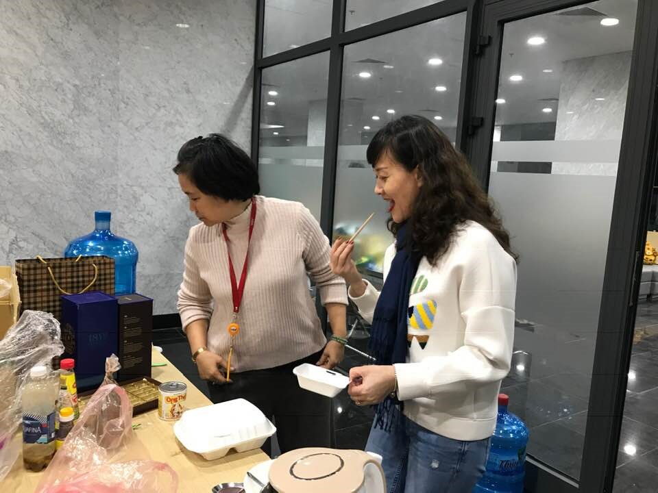 Vất vả!Thật sự rất vất vả!Các nghệ sỹ và ekip, quá mức...Nhưng vẫn cười rầm rầm...Vì hiểu, nên...Luôn yêu, luôn yêu, rất rất yêu Táo quân!Mong một năm nữa thành công