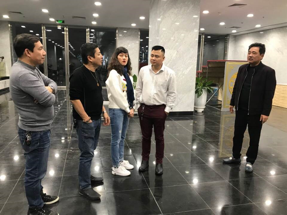 Vất vả!Thật sự rất vất vả!Các nghệ sỹ và ekip, quá mức...Nhưng vẫn cười rầm rầm...Vì hiểu, nên...Luôn yêu, luôn yêu, rất rất yêu Táo quân!Mong một năm nữa thành công