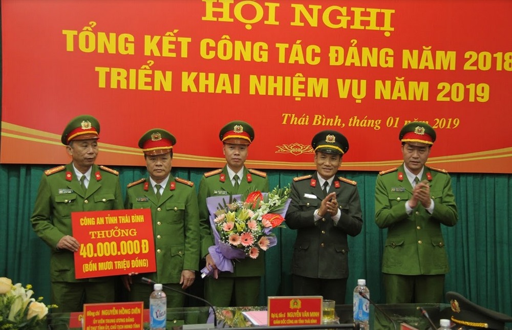 Đồng chí Đại tá Nguyễn Văn Minh - Ủy viên Ban Thường vụ Tỉnh ủy, Bí thư Đảng ủy, Giám đốc Công an tỉnh trao thưởng cho Ban chuyên án. Ảnh: CACC.