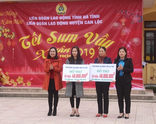 LĐLĐ tỉnh Hà Tĩnh cũng trao hỗ trợ làm 2 nhà mái ấm công đoàn