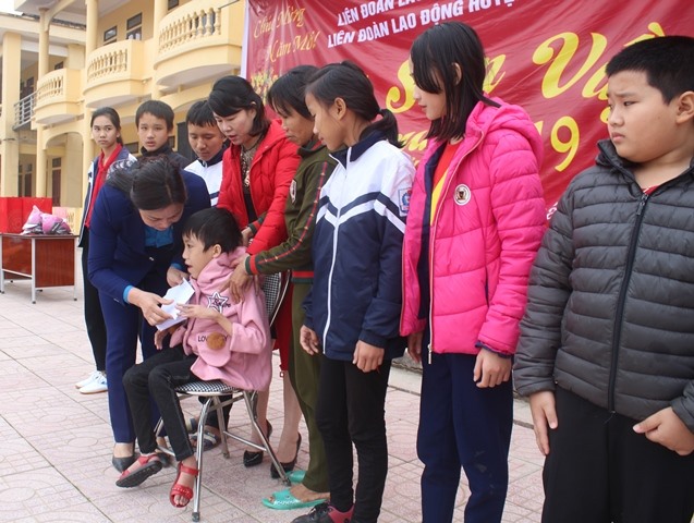 Đồng chí Nguyễn Thị Dương trao tiền hỗ trợ của LĐLĐ huyện Can Lộc cho 10 học sinh nghèo vượt khó