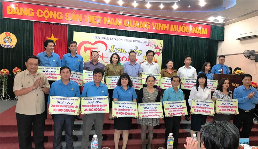Lãnh đạo Bình Định và LĐLĐ tỉnh trao cho CĐ ngành, địa phương để tổ chức Tết sum vầy ở cơ sở