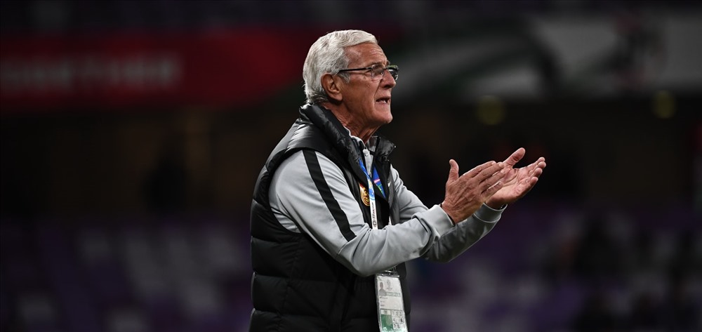 HLV Marcello Lippi muốn các học trò chơi đúng theo ý đồ chiến thuật. Ảnh AFC