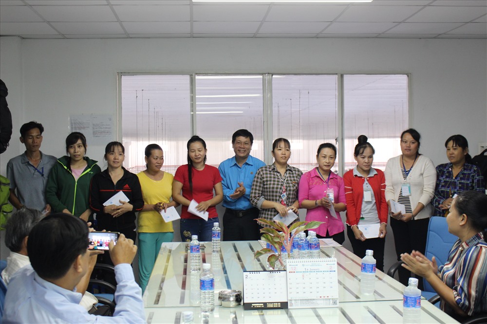 Tặng quà tết cho CNLĐ gặp khó khăn.