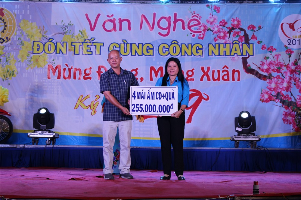 Các doanh nghiệp đã trao hàng tỉ đồng để xây nhà MÂCĐ và tặng quà tết cho CNLĐ.