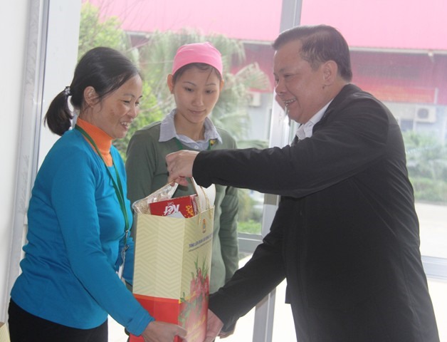 Đồng chí Đinh Tiến Dũng, Bộ trưởng Bộ Tài chính thăm, tặng quà cho CNLĐ tại Cty TNHH Great Global International (Ninh Bình). Ảnh: NT
