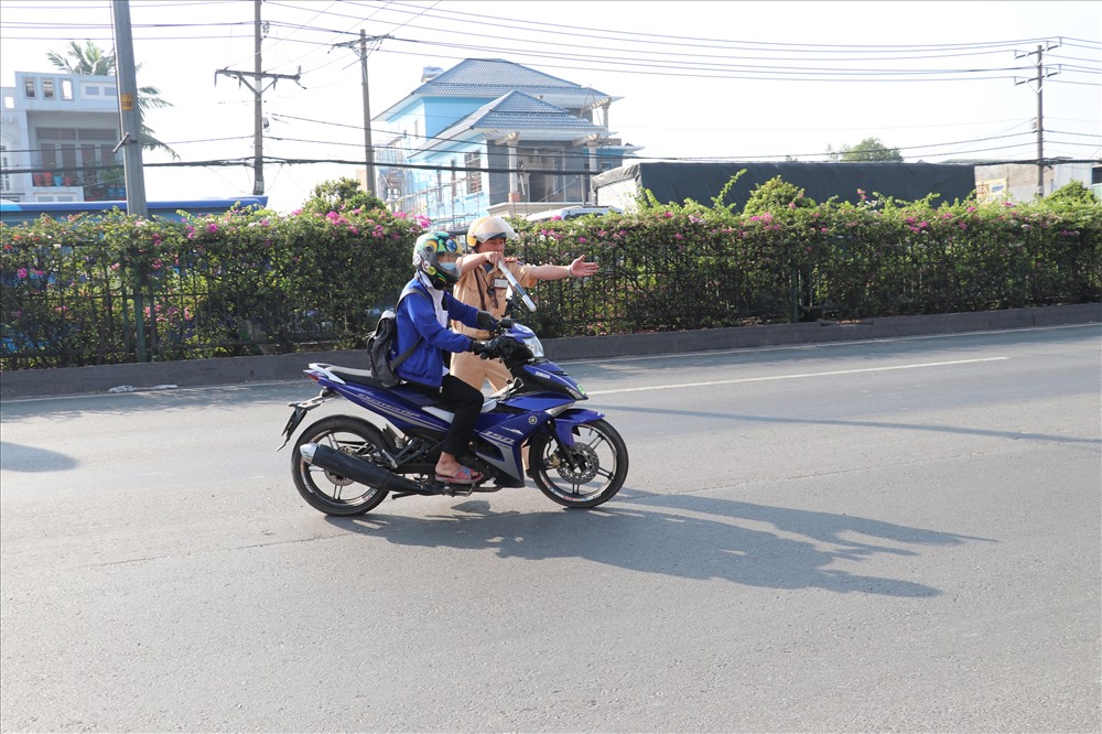 CSGT dừng phương tiện xe máy đi vào làn đường ô tô để kiểm tra.