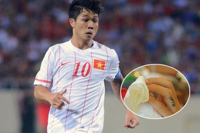 Ngoài ra, Công Phượng còn xăm 4 ký tự HPTD trên ngón tay nhưng nói chúng không có ý nghĩa đặc biệt.