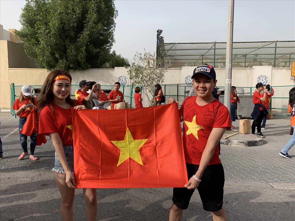 Trao đổi với báo Lao Động, anh Võ Hồng Quân, 21 tuổi cho biết anh sống và làm việc ở dubai gần 3 năm, anh xem tất cả các trận của Việt Nam tại giải Asian Cup 2019. Anh Quân nhận định trận tứ kết sẽ là trận đấu rất khó khăn nhưng hi vọng ĐT Việt Nam sẽ cầm hoà và thắng penalty.