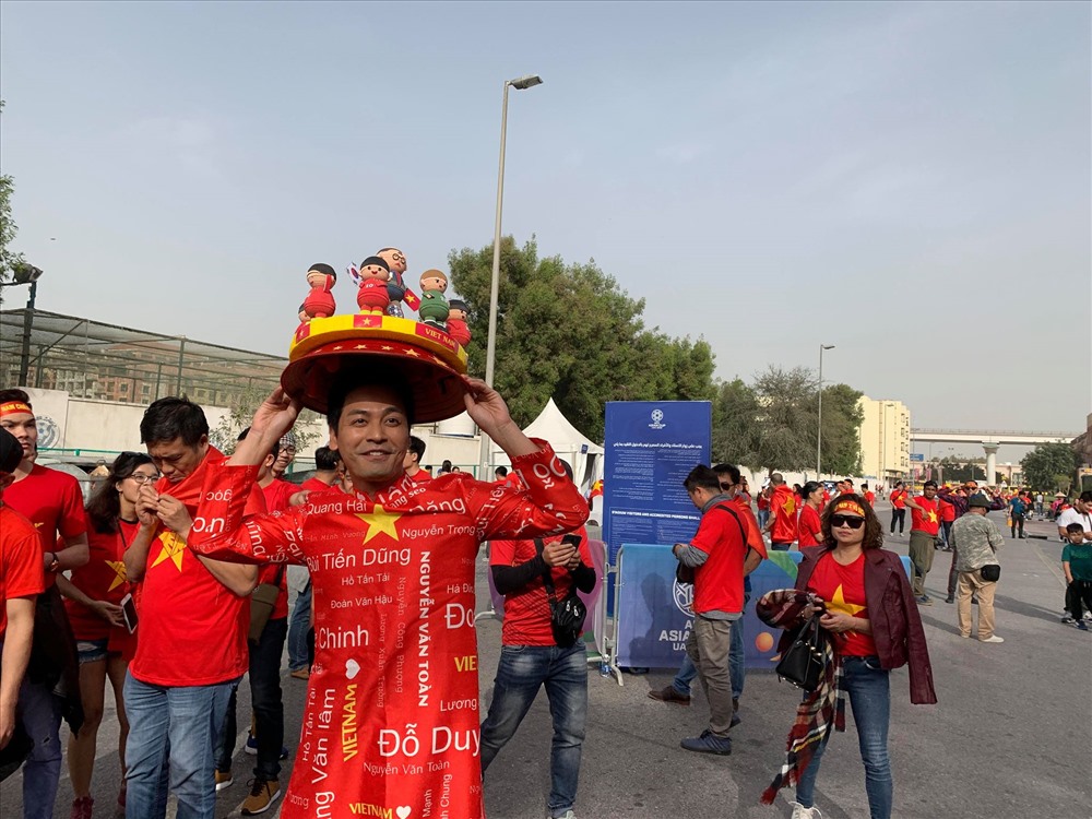 MC Phan Anh cũng có mặt tại Dubai để cổ vũ đội tuyển Việt Nam. Ảnh: Khánh Hòa.