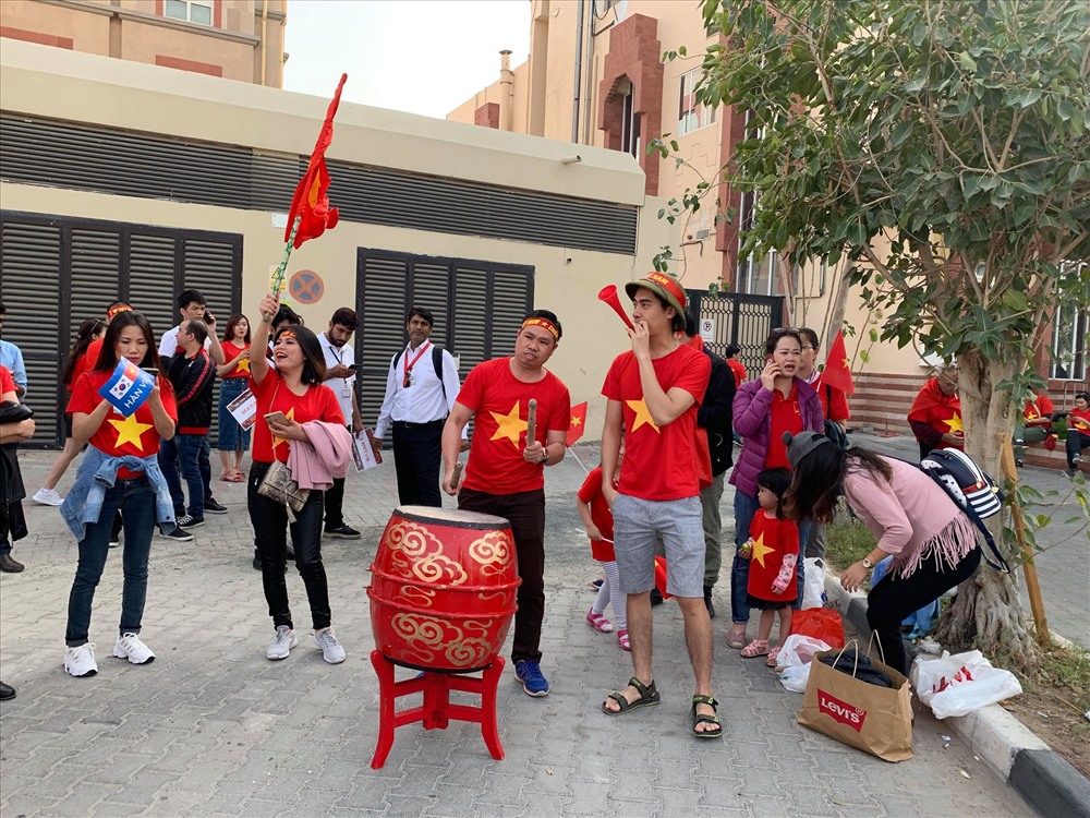 Với các kiều bào tại UEA hôm nay thực sự là một ngày hội, nhiều người ở Abu Dhabi cũng tới sớm để xem trận đấu. Ảnh: Khánh Hòa.