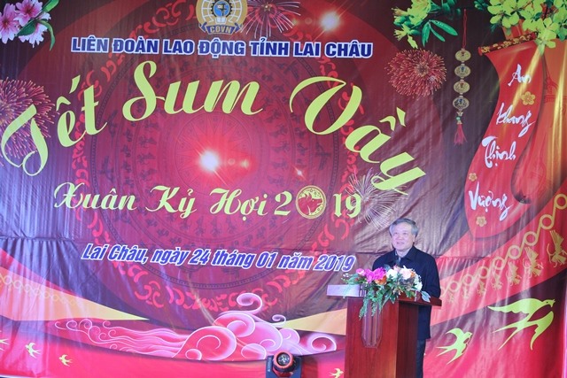 Đồng chí Nguyễn Hòa Bình - Bí thư TƯ Đảng, Chánh án Tòa án nhân dân Tối cao chúc Tết CNVCLĐ tỉnh Lai Châu. Ảnh: LĐLĐ tỉnh Lai Châu