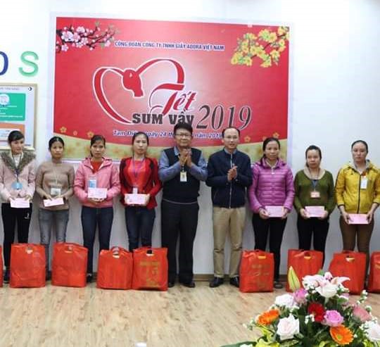 Đồng chí Phùng Minh Chung, Chủ tịch CĐ các KCN tỉnh Ninh Bình và đại diện lãnh đạo Công ty TNHH Giầy ADORA Việt Nam trao quà cho CNLĐ. Ảnh: NT