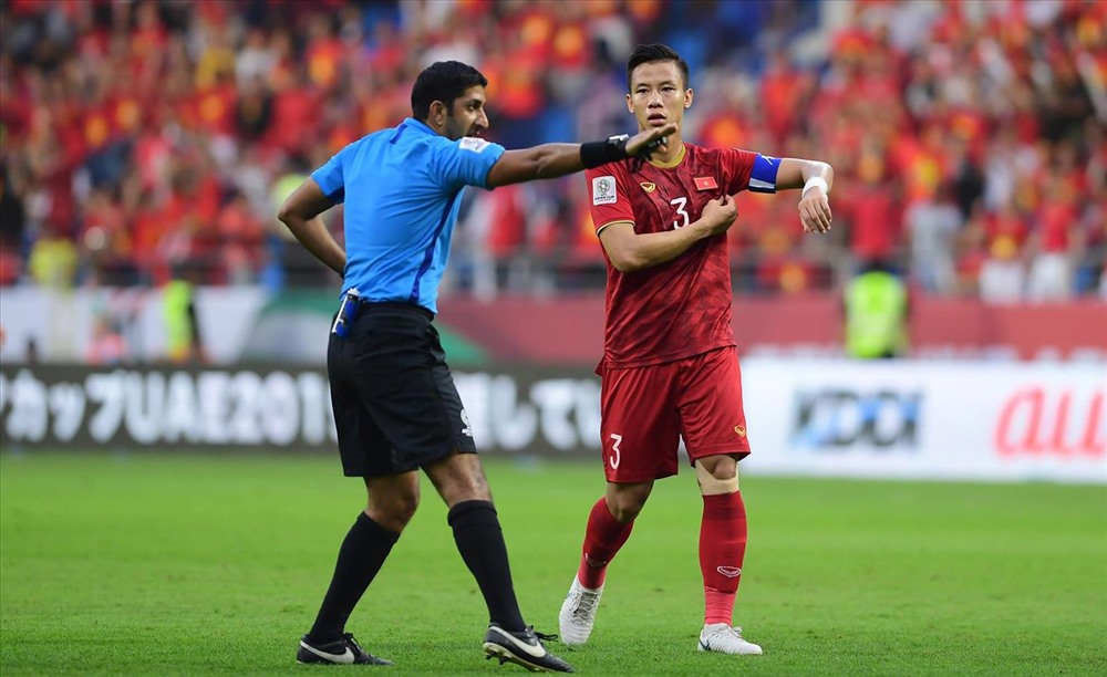 Công nghệ VAR cứu thua và cũng khiến Việt Nam chịu penalty. Ảnh Hữu Phạm