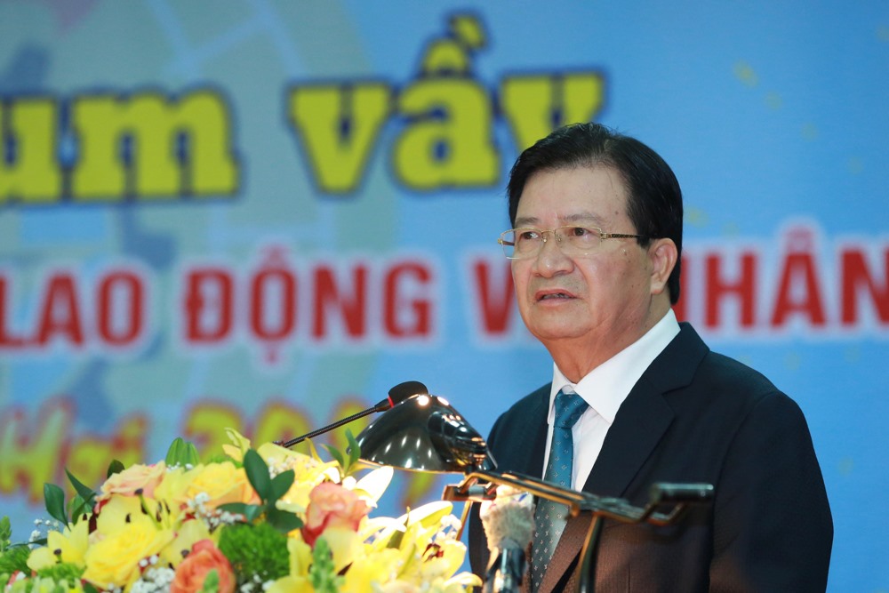 Đồng chí Trịnh Đình Dũng- Ủy viên BCH Trung ương Đảng, Phó Thủ tướng Chính phủ chúc Tết người dân và CNLĐ. Ảnh: Hải Nguyễn