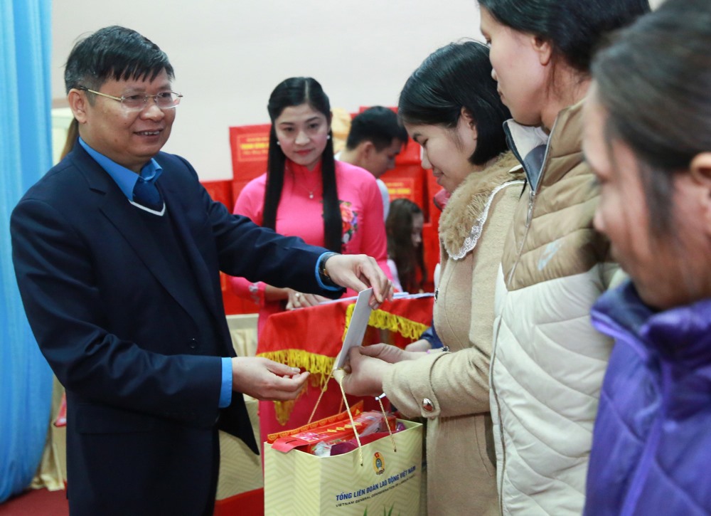 Đồng chí Phan Văn Anh- Phó Chủ tịch Tổng LĐLĐVN trao quà cho CNLĐ. Ảnh: Hải Nguyễn