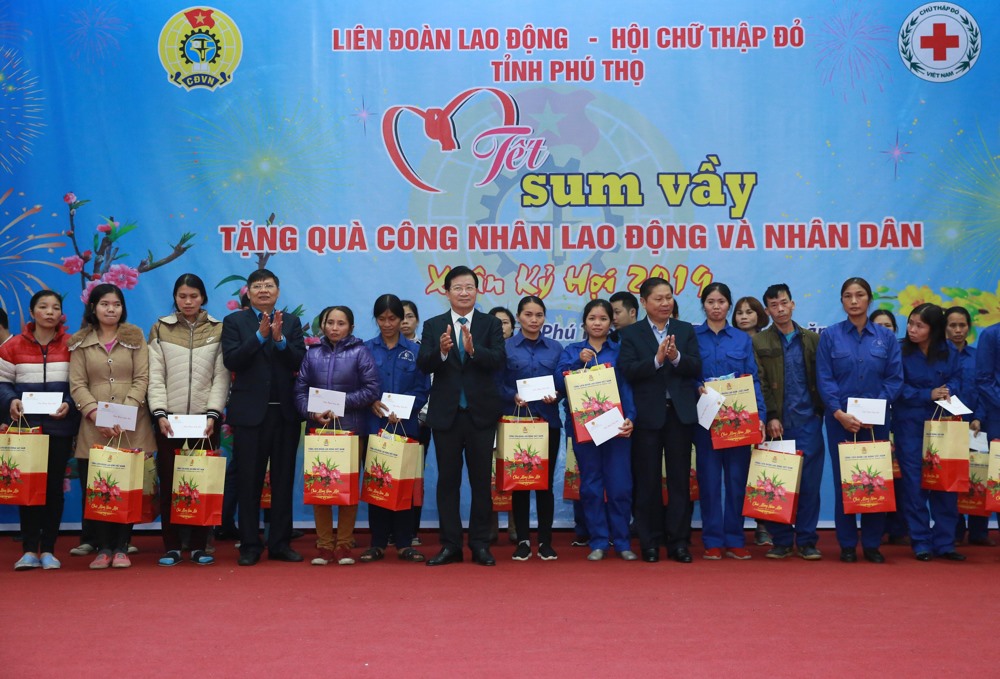 Các đồng chí lãnh đạo trao quà tới CNLĐ có hoàn cảnh khó khăn. Ảnh: Hải Nguyễn