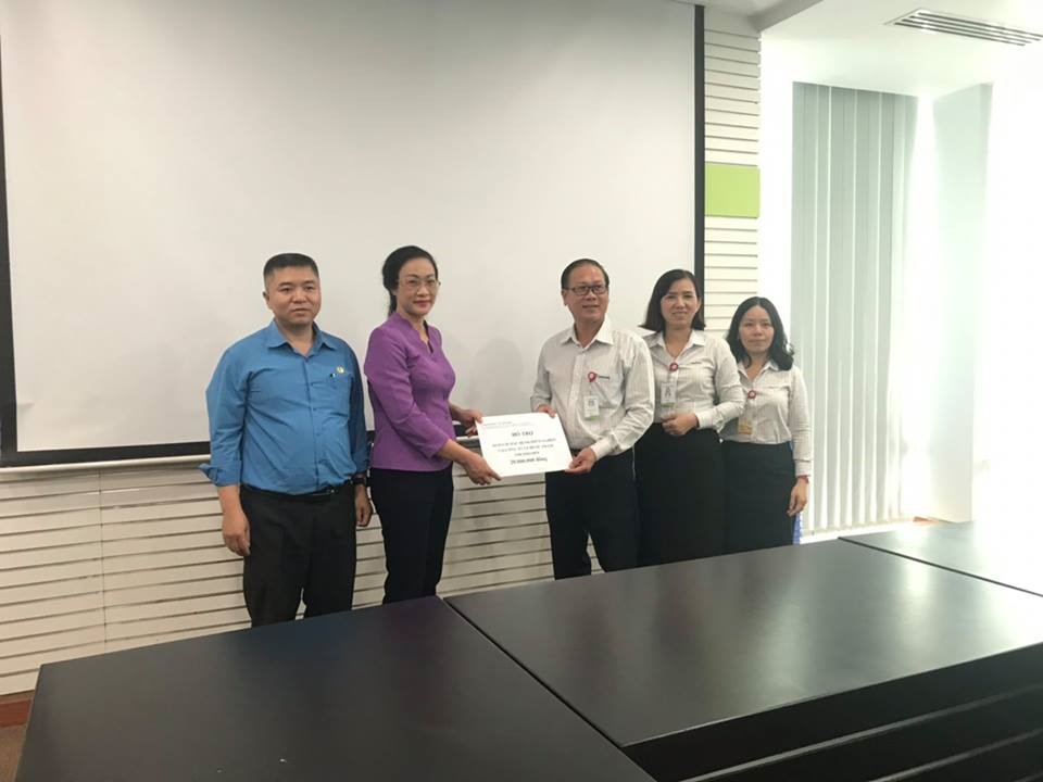 CĐ Y tế VN hỗ trợ kịp thời cho NLĐ khó khăn nhân dịp Tết đến xuân về.