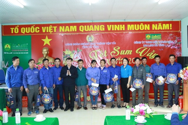 Đồng chí Trần Thu Thủy - Chủ tịch CĐ ngành GTVT Hà Tĩnh trao quà cho các đoàn viên khó khăn