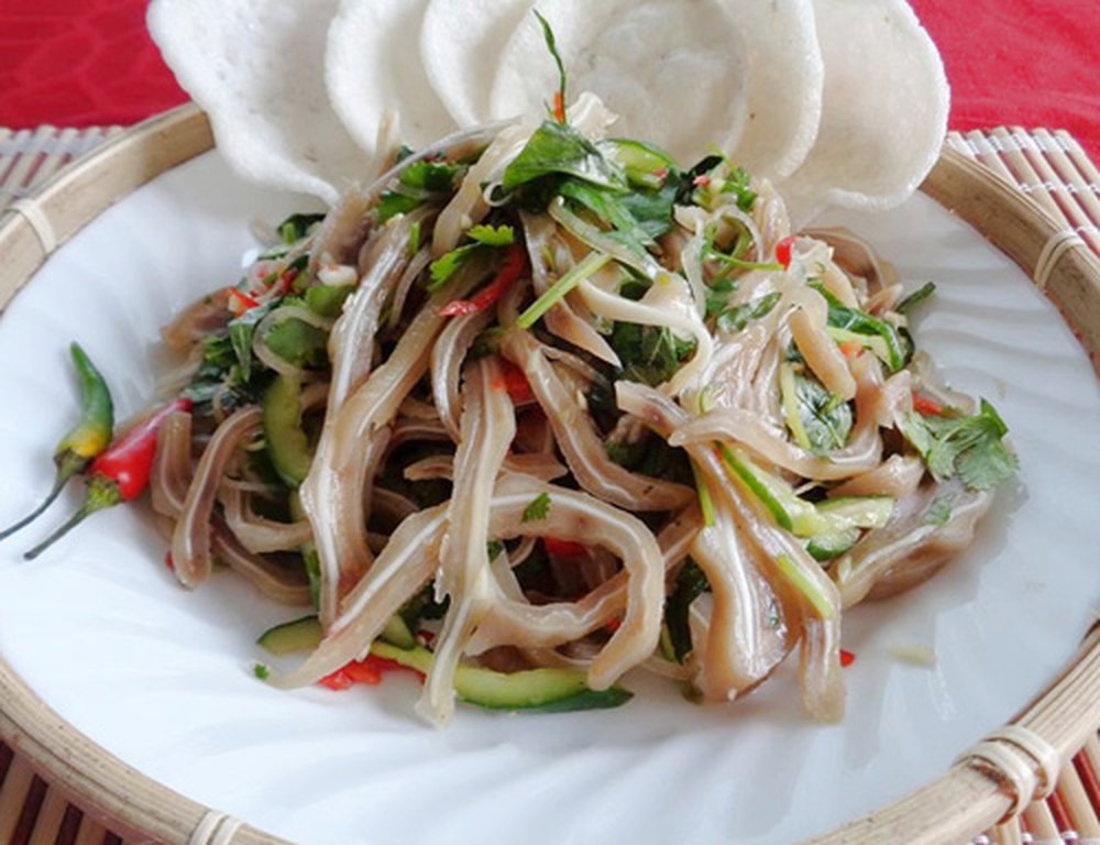 Tai heo giòn dai,