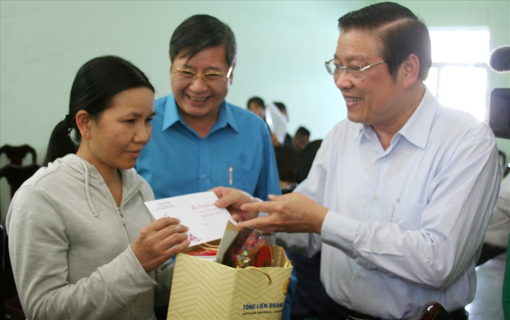 Những phần quà Tết sum vầy được lãnh đạo Đảng, Nhà nước, Tổng Liên đoàn trao tận tay CNLĐ với mong muốn một năm mới đầm ấm hơn với NLĐ. Ảnh: P.L