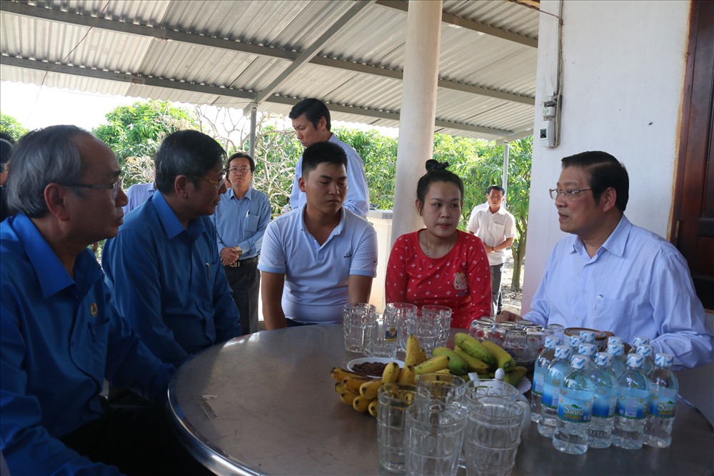 Thăm gia đình nữ công nhân Hà Thị Hồng Hạnh có hoàn cảnh đặc biệt thương tâm khi cả mẹ, con và em gái đều tủ vong do núi lở đè sập nhà. Ảnh: P.L