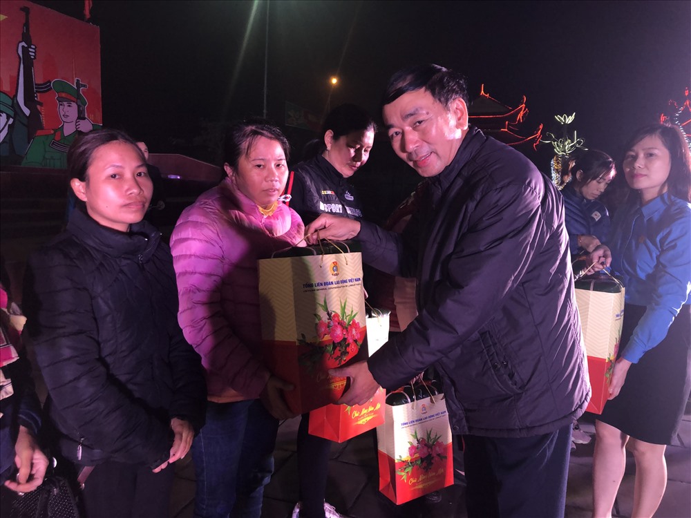 Uỷ viên Trung ương Đảng, Bí thư Tỉnh uỷ Thái Nguyên Trần Quốc Tỏ tặng quà Tết cho CNLĐ.