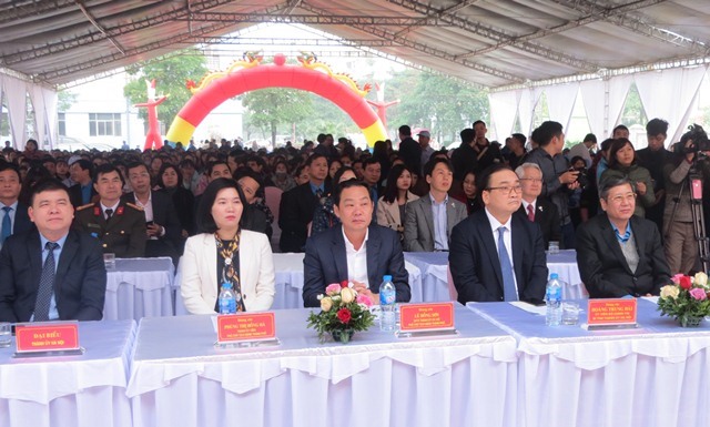 Các đồng chí lãnh đạo TP. Hà Nội và Tổng LĐLĐVN dự chương trình Tết Sum vầy 2019 do LĐLĐ TP. Hà Nội tổ chức. Ảnh: Xuân Trường