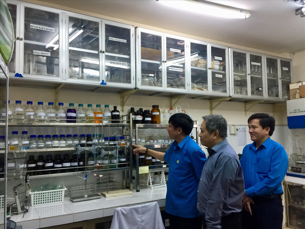 Chủ tịch Bùi Văn Cường tham quan Phòng thí nghiệm phân tích thể tích