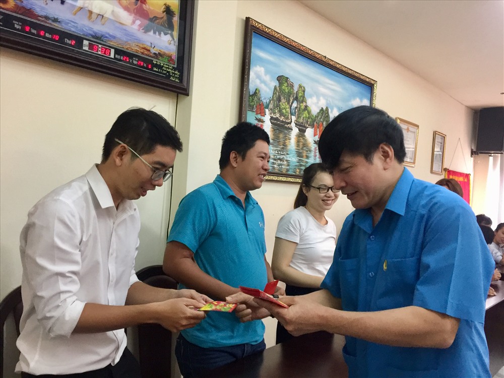 Chủ tịch Bùi Văn Cường chúc mừng năm mới từng CB-CNV Phân viện