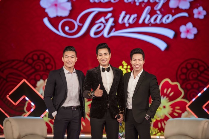 Nguyên Khang chụp hình cùng Quốc Cơ, Quốc Nghiệp.