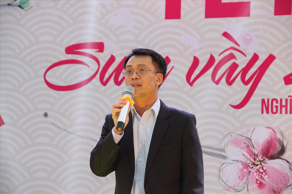 Đồng chí Nguyễn Chí Công chúc tết các CNLĐ.