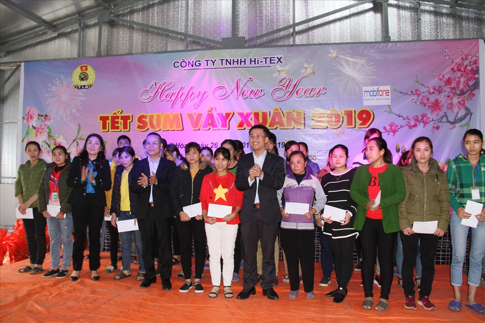 Các đông chí trao quà cho CNLĐ tại Cty Hi-tech.