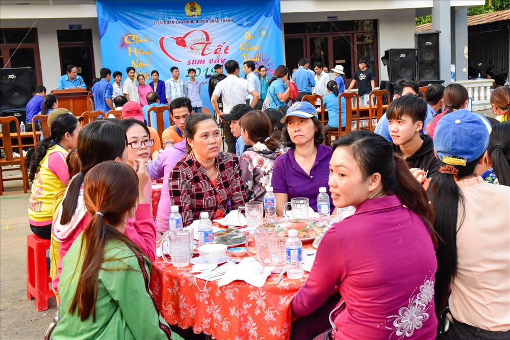 CNLĐ dugf cơm sum vầy với lãnh đạo tổ chức Công đoàn tỉnh Kiên Giang. Ảnh: TR.N